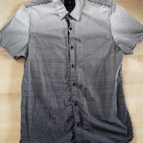 Guess Brand Slim Fit Mens short sleeved shirt, size Medium - Picture 4 of 7